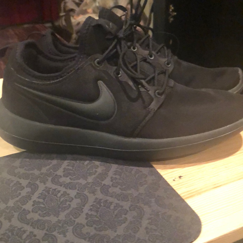 All black Nike Roshes